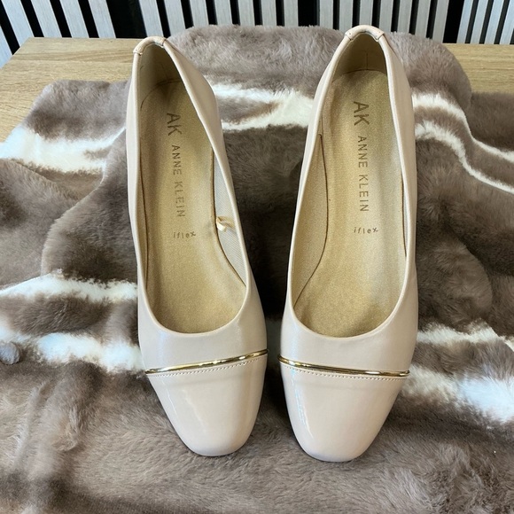 New Anne Klein Women's Cream Flats with Gold Accent Sz 9 - Picture 1 of 6